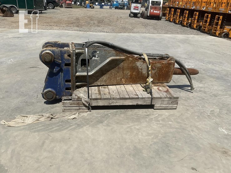 2020-caterpillar-330-image-3