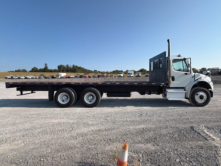 2015-freightliner-m2-106-image-8