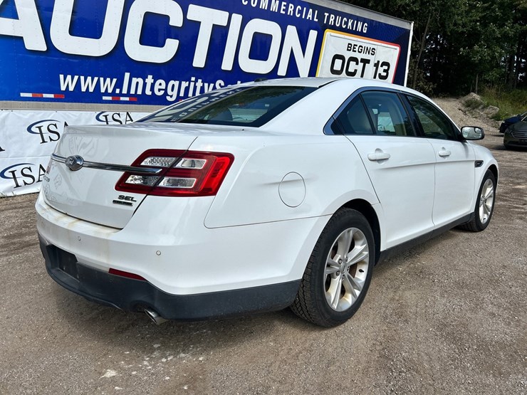 #2643-•-2015-ford-taurus-sedan-image-5