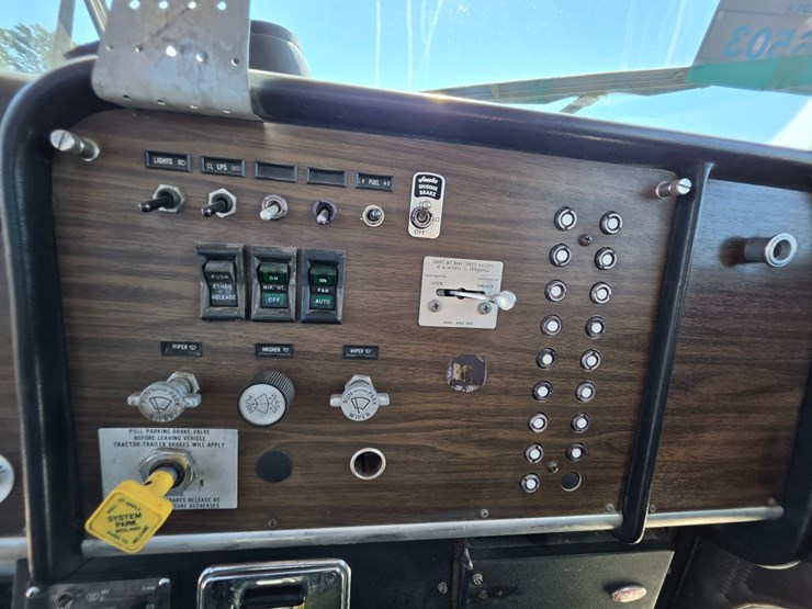 1985-peterbilt-359-image-91