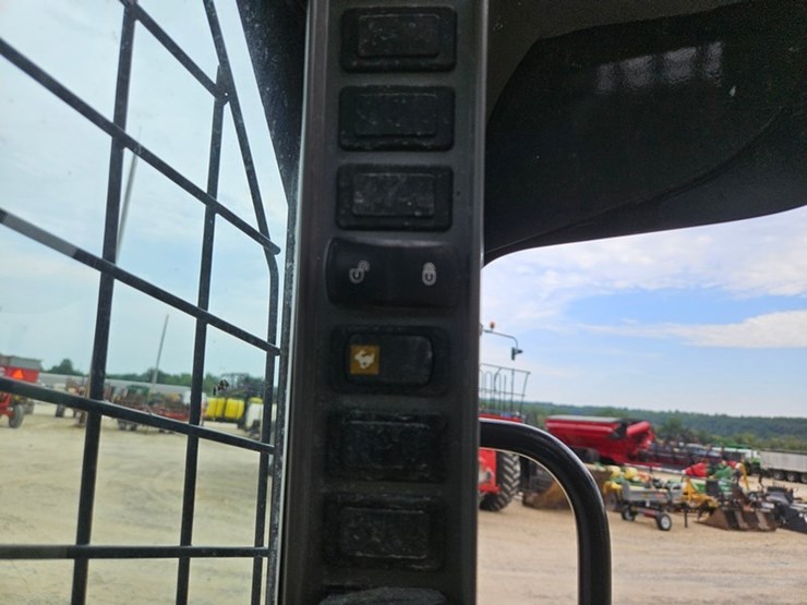 new-holland-l334-image-24