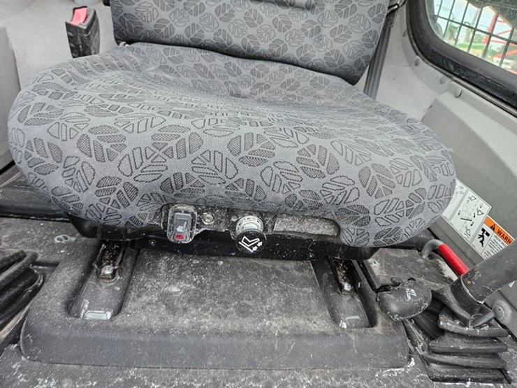 new-holland-l334-image-32