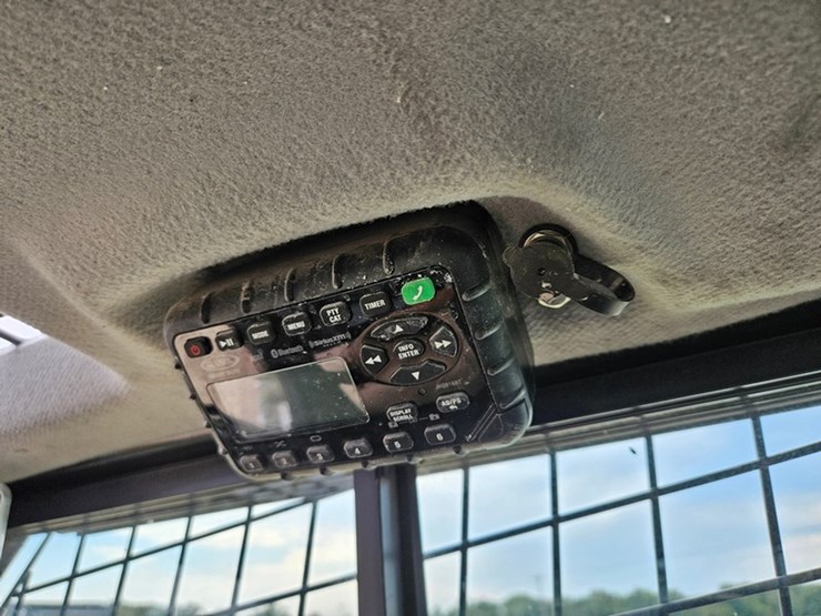 new-holland-l334-image-30