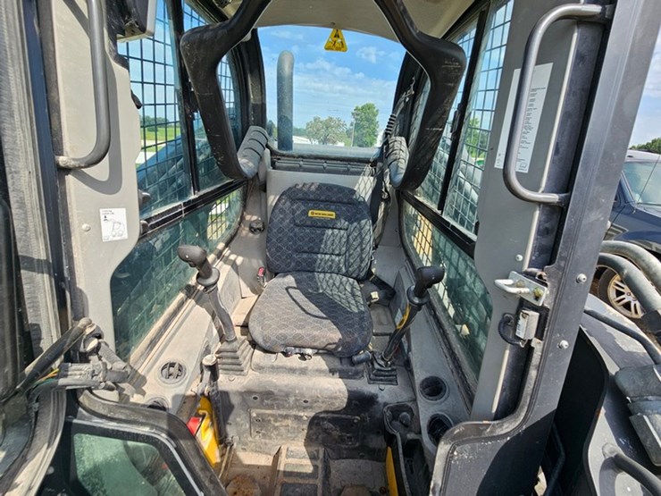 new-holland-l334-image-14