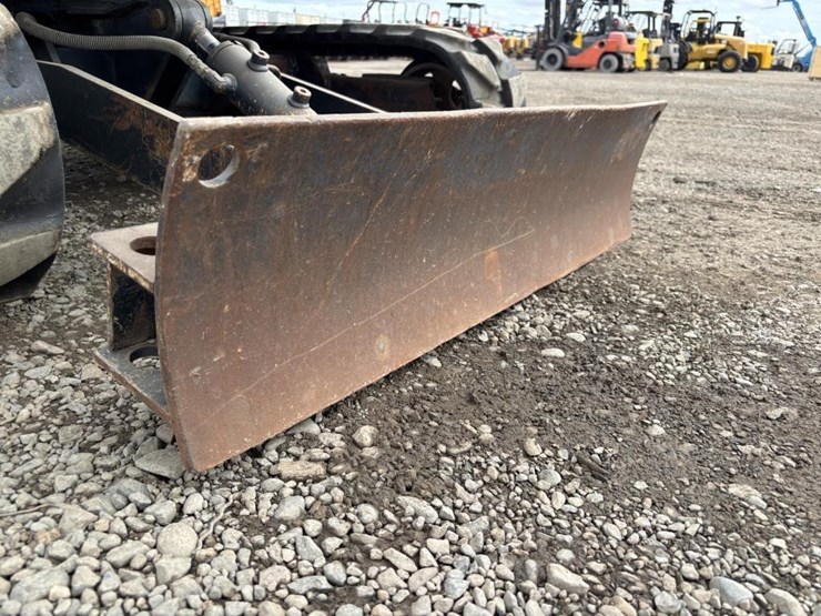 2016-deere-17g-image-11