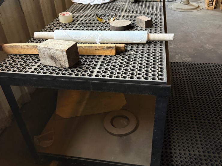 5’-x-2.6’x-2.6’-metal-work-table-image-2