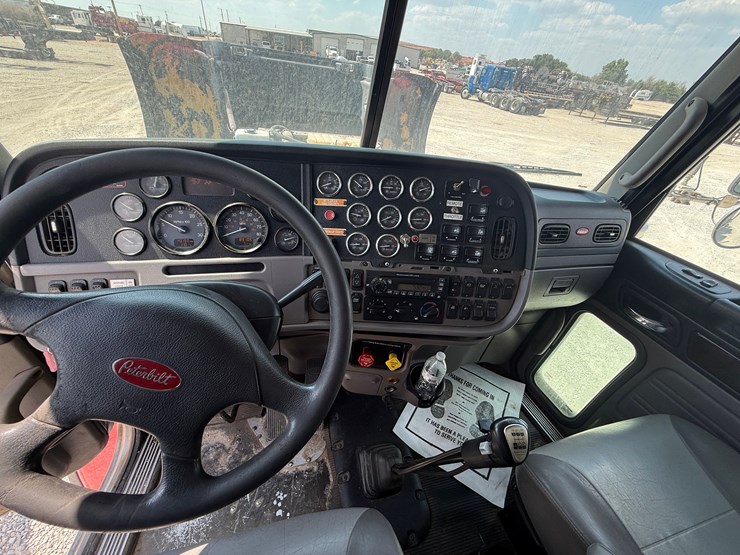 2013-peterbilt-367-image-29