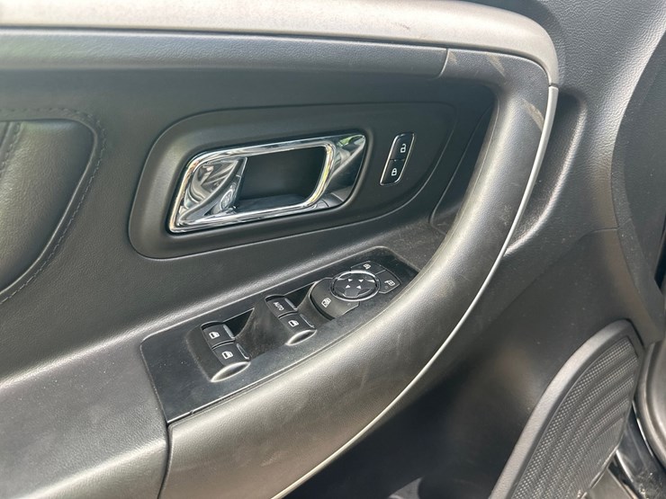 #2645-•-2012-ford-taurus-sedan-image-25