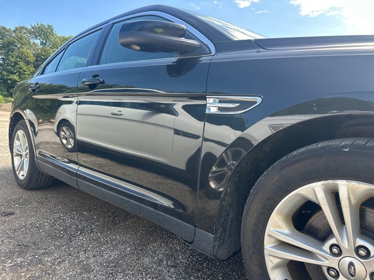 #2642-•-2013-ford-taurus-sedan-image-18