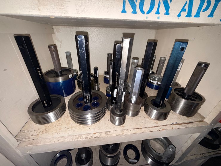lot-w/-contents-of-gauge-room-including-(50+)-(unused)-in-act-&-non-api-up-to-11”-thread-gauge-&-metal-lockers-image-6