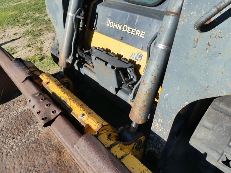 2016-deere-317g-image-12