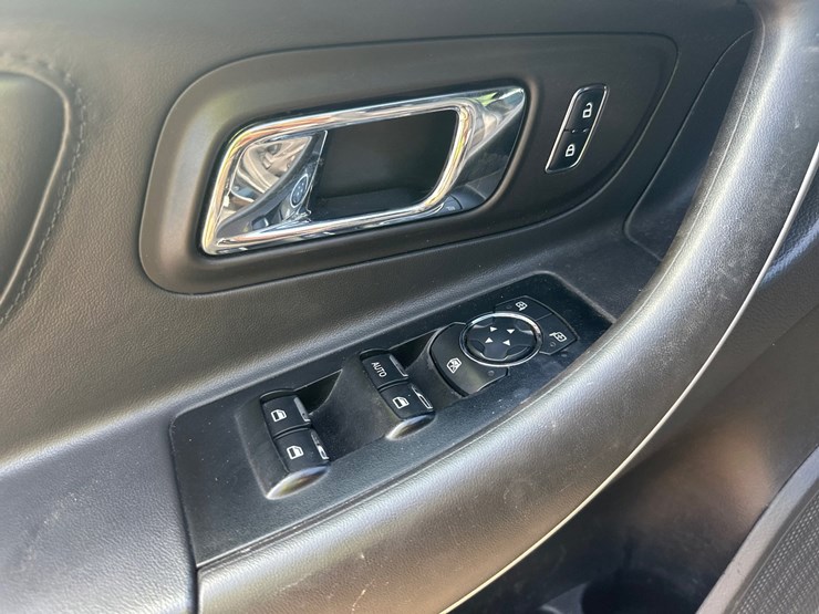 #2642-•-2013-ford-taurus-sedan-image-24