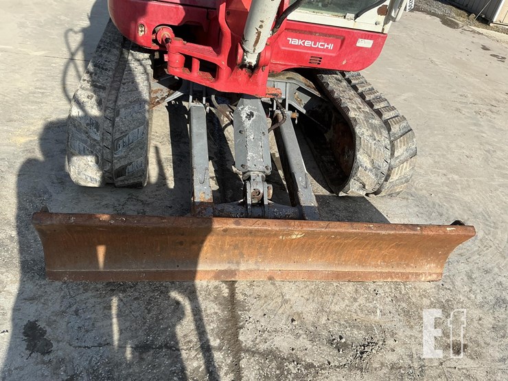 2018-takeuchi-tb260-image-11