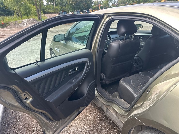 #2644-•-2013-ford-taurus-sedan-image-21