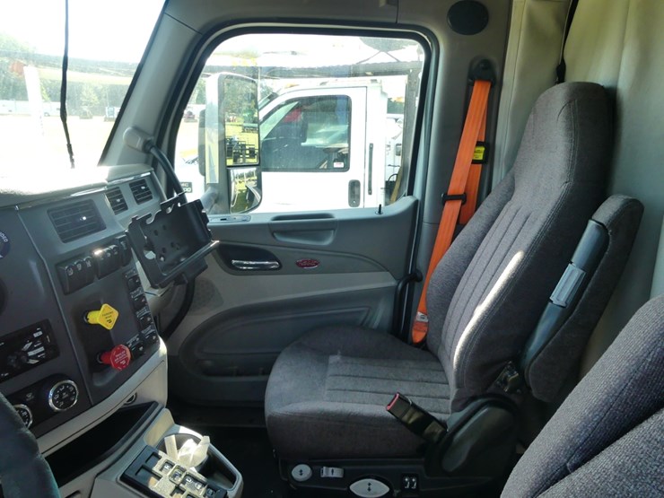 2018-peterbilt-579-image-14