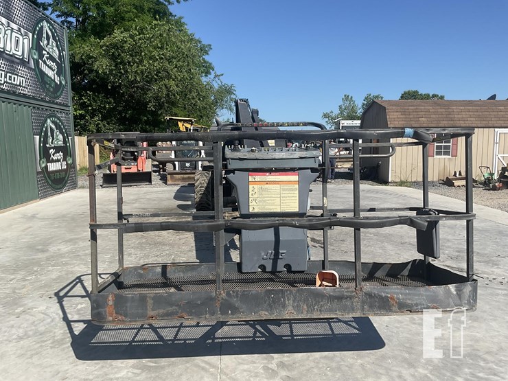 2013-jlg-800s-image-7