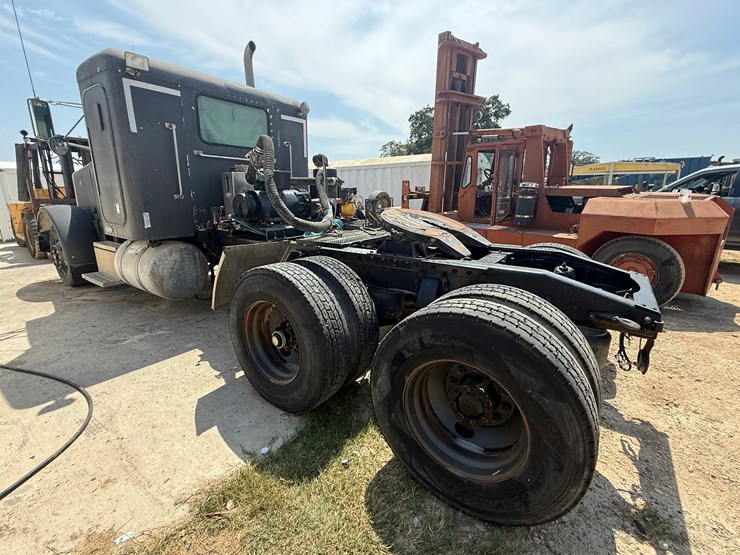 2002-peterbilt-379-image-5