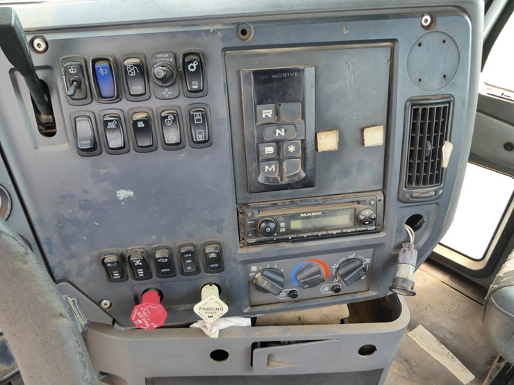 2012-mack-cxu613-image-16