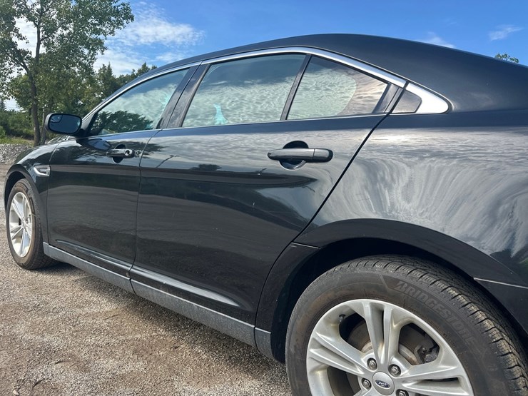 #2642-•-2013-ford-taurus-sedan-image-12