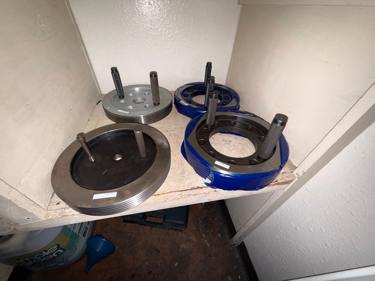 lot-w/-contents-of-gauge-room-including-(50+)-(unused)-in-act-&-non-api-up-to-11”-thread-gauge-&-metal-lockers-image-11
