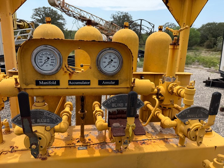 2009-advanced-pressure-3-station-4-bottle-accumulator-closing-unit,-skidded-image-8