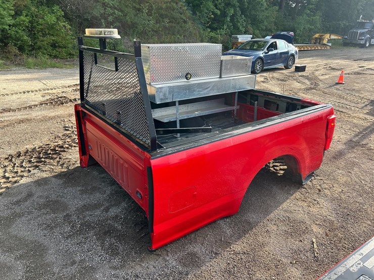#2789-•-ford-8'-truck-bed-w/-toolboxes-and-headache-rack-image-1