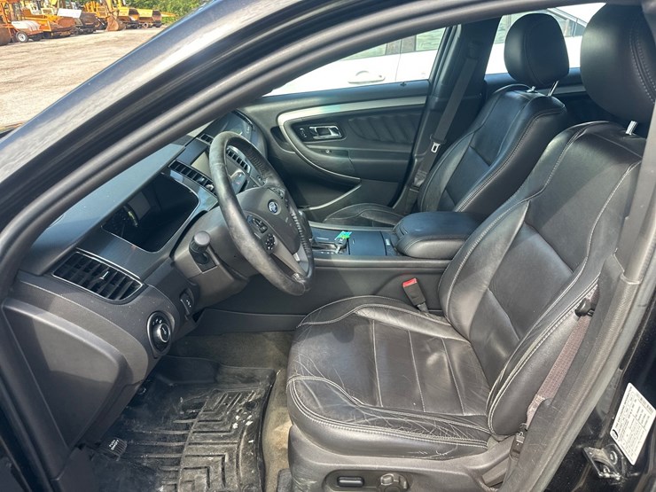 #2642-•-2013-ford-taurus-sedan-image-23