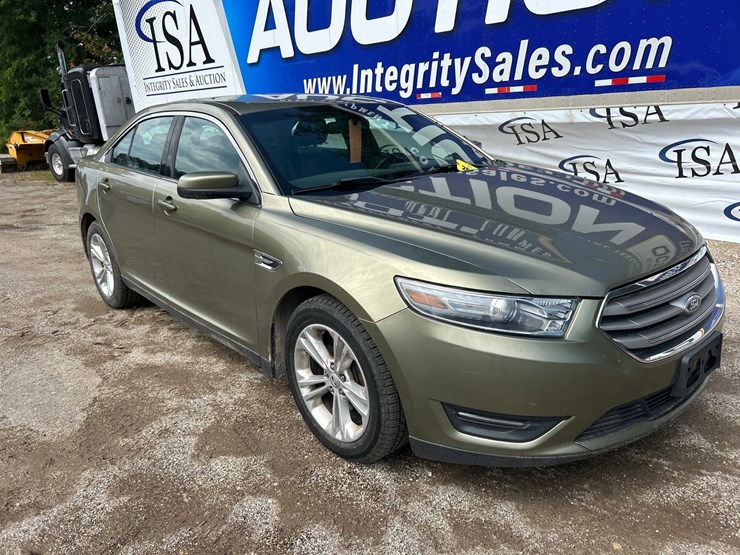 #2644-•-2013-ford-taurus-sedan-image-17