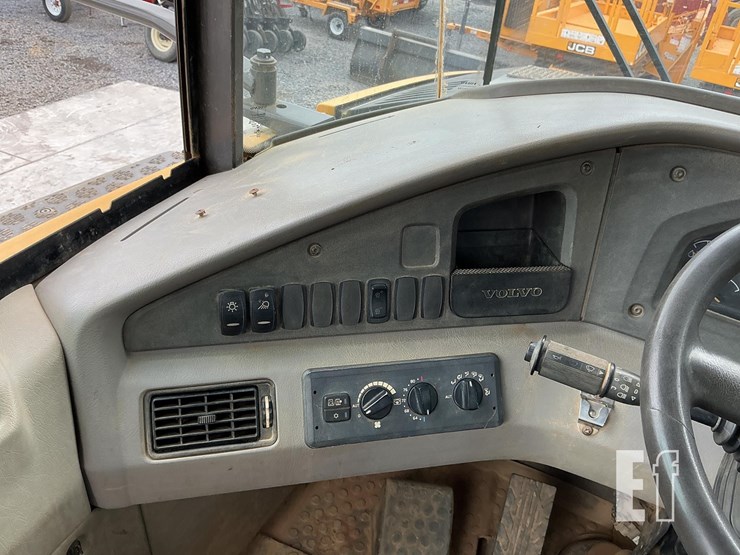 2012-volvo-a25f-image-11