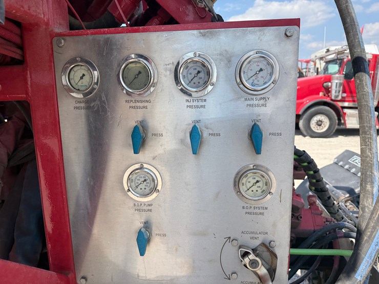 2013-peterbilt-367-image-12