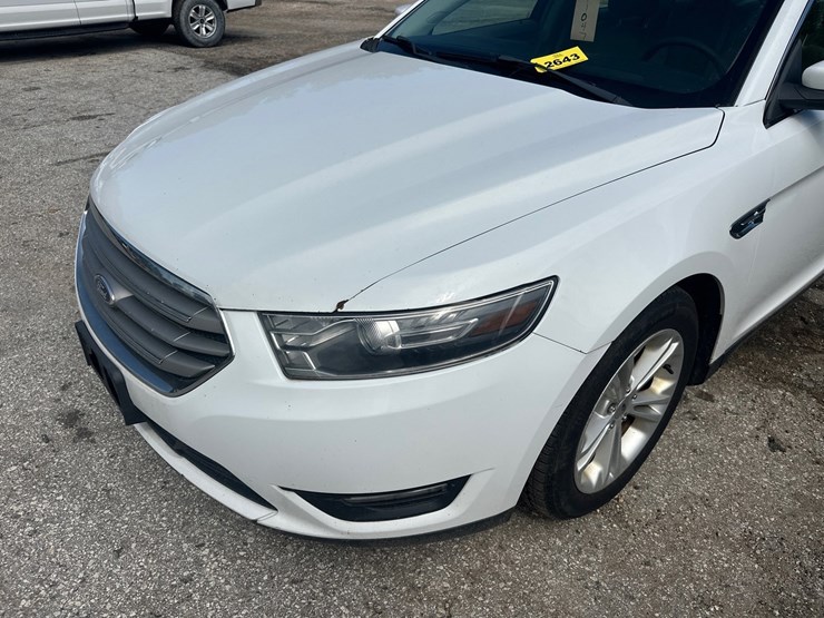 #2643-•-2015-ford-taurus-sedan-image-9