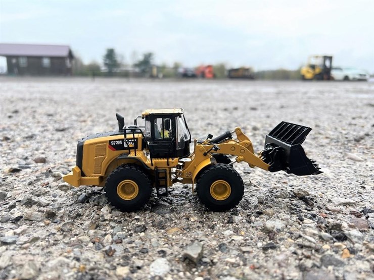 #99-•-cat-950m-wheel-loader-1:50-scale-replica--die-cast-metal-image-3