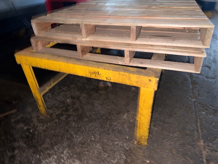 (2)-4’x3’x2’-metal-open-top-work-tables-&-(4)-wood-pallets-image-3