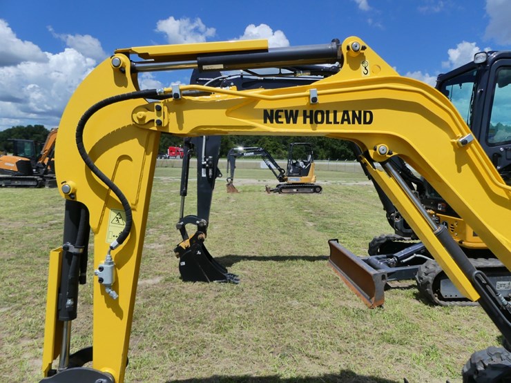 2023-new-holland-e17c-image-7
