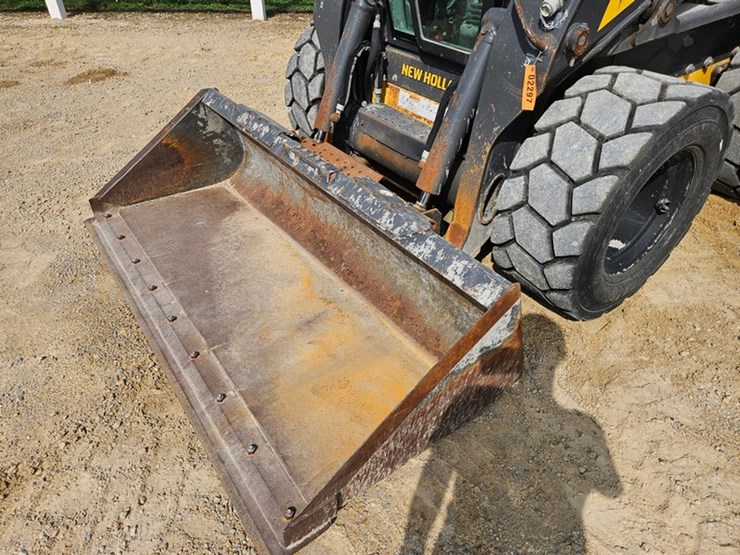 new-holland-l334-image-9