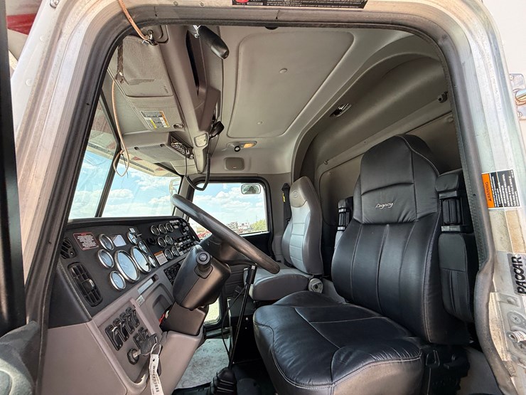 2012-peterbilt-367-image-24