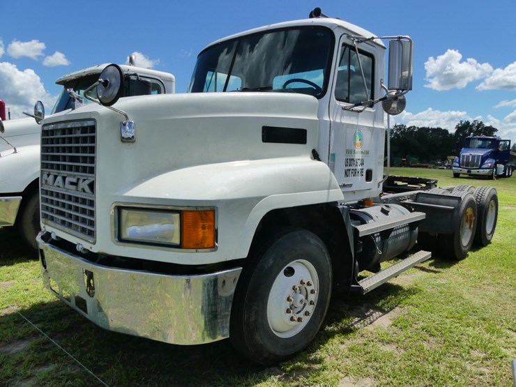 2000-mack-ch612-image-1