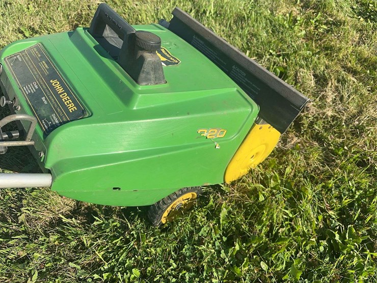 john-deere-320-snow-thrower-image-3