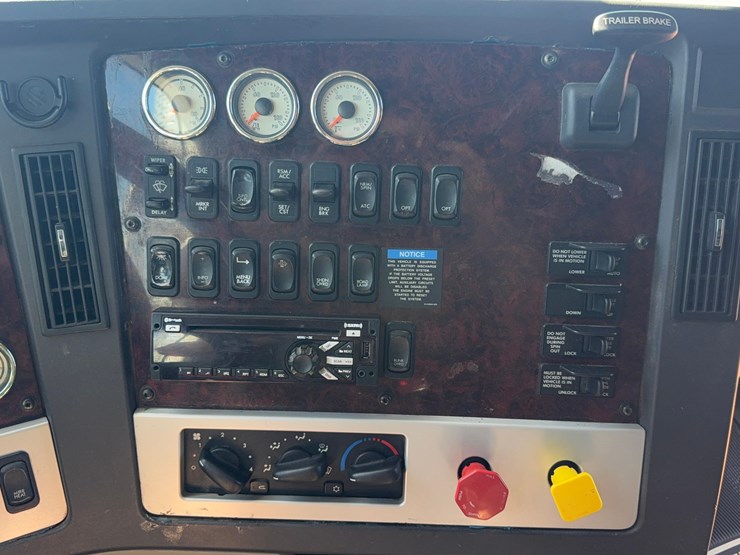 2018-freightliner-122sd-semi-image-30