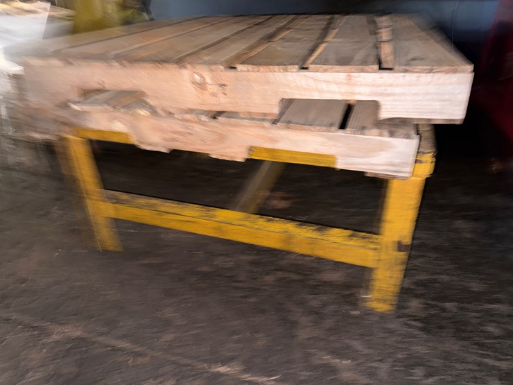 (2)-4’x3’x2’-metal-open-top-work-tables-&-(4)-wood-pallets-image-4