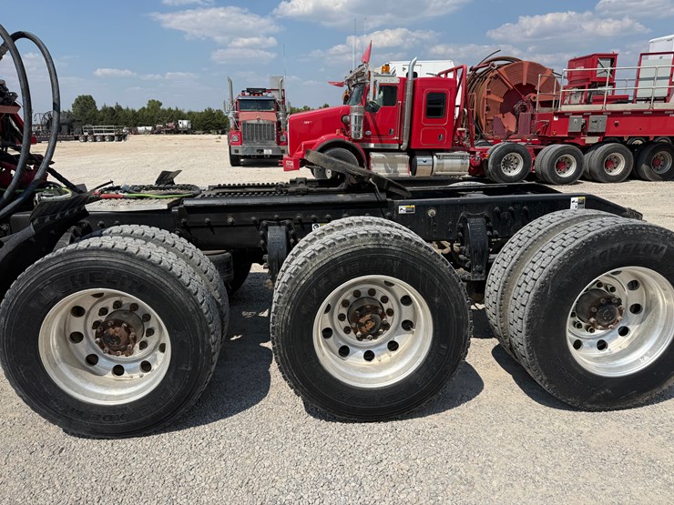 2013-peterbilt-367-image-9
