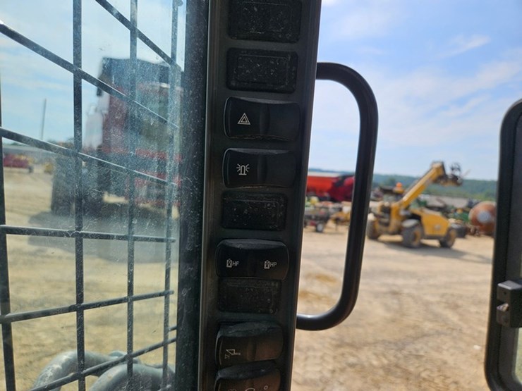 new-holland-l334-image-21