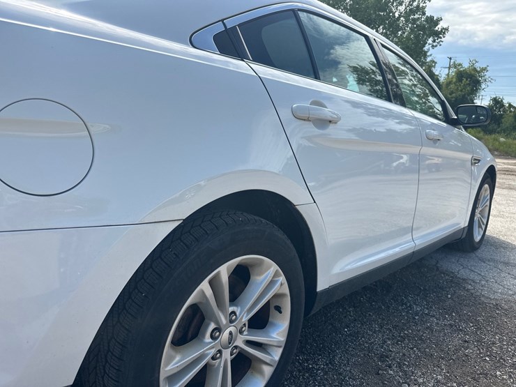 #2643-•-2015-ford-taurus-sedan-image-17