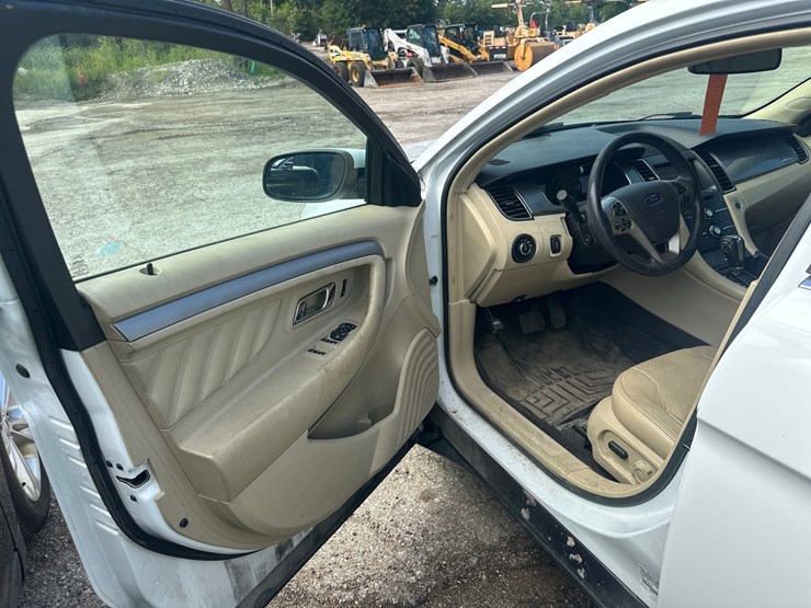 #2643-•-2015-ford-taurus-sedan-image-23