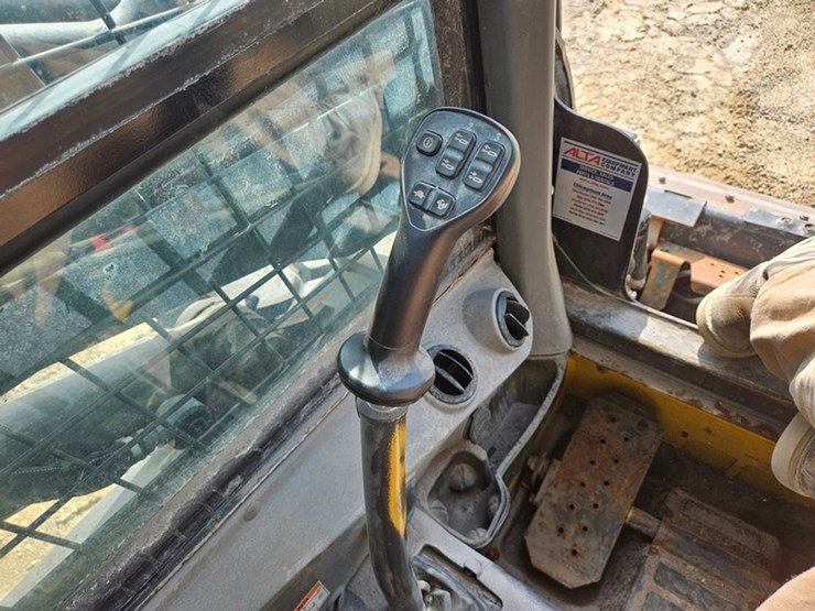 new-holland-l334-image-18