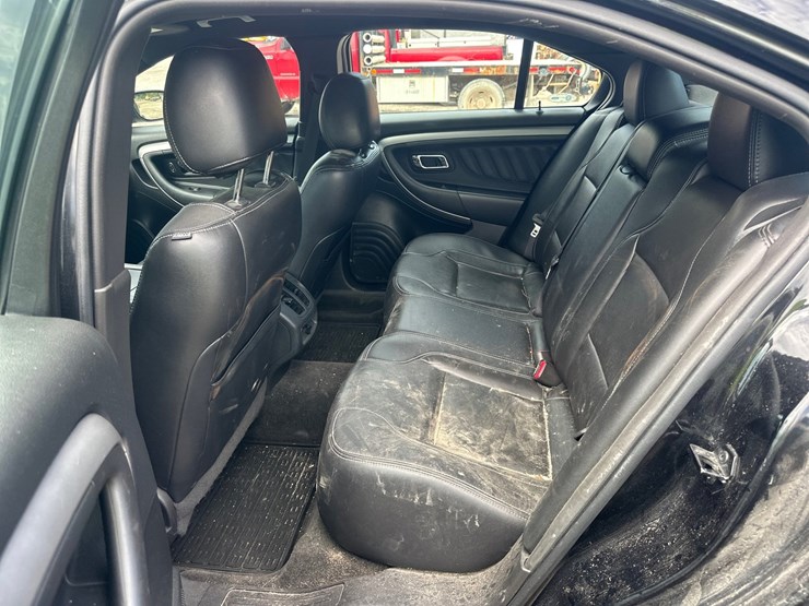 #2645-•-2012-ford-taurus-sedan-image-22