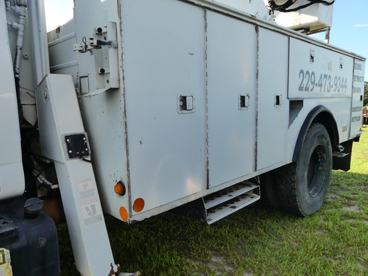 2006-chevrolet-c7500-bucket-truck-image-9