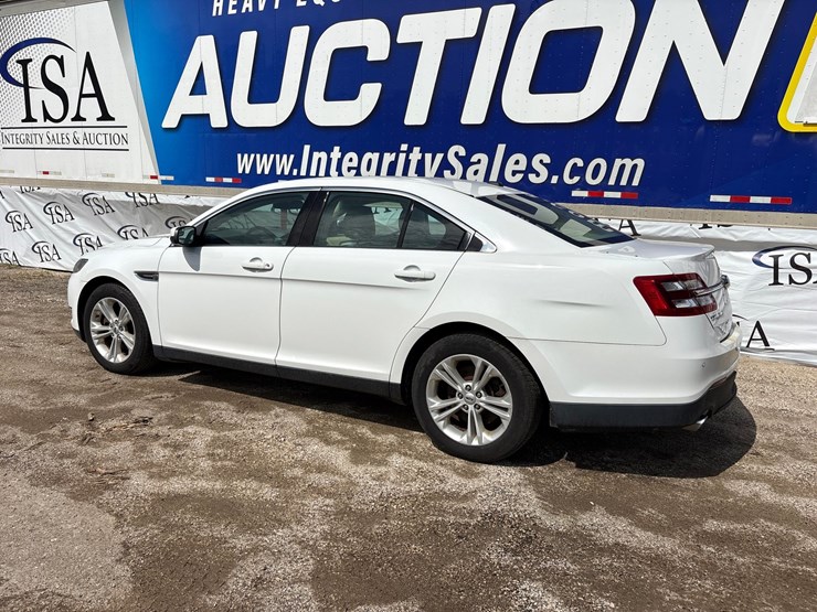 #2643-•-2015-ford-taurus-sedan-image-3