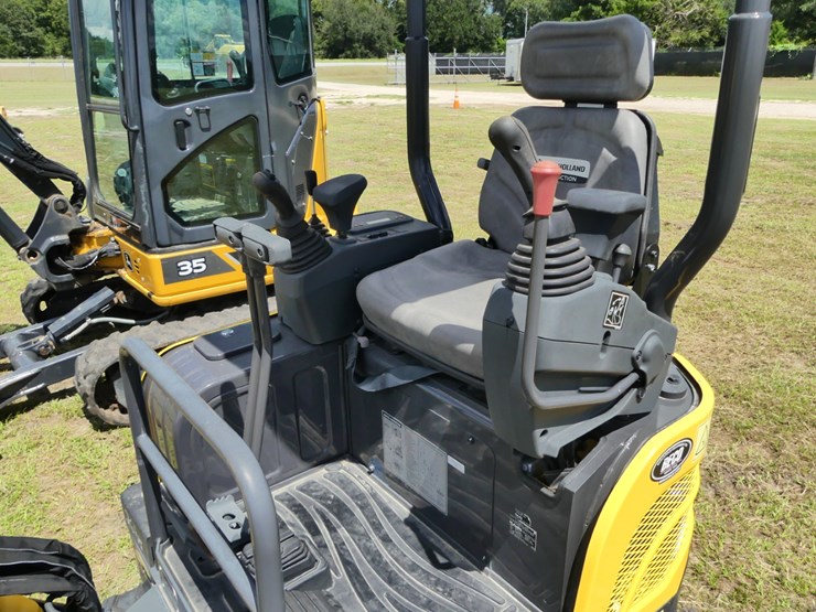 2023-new-holland-e17c-image-12