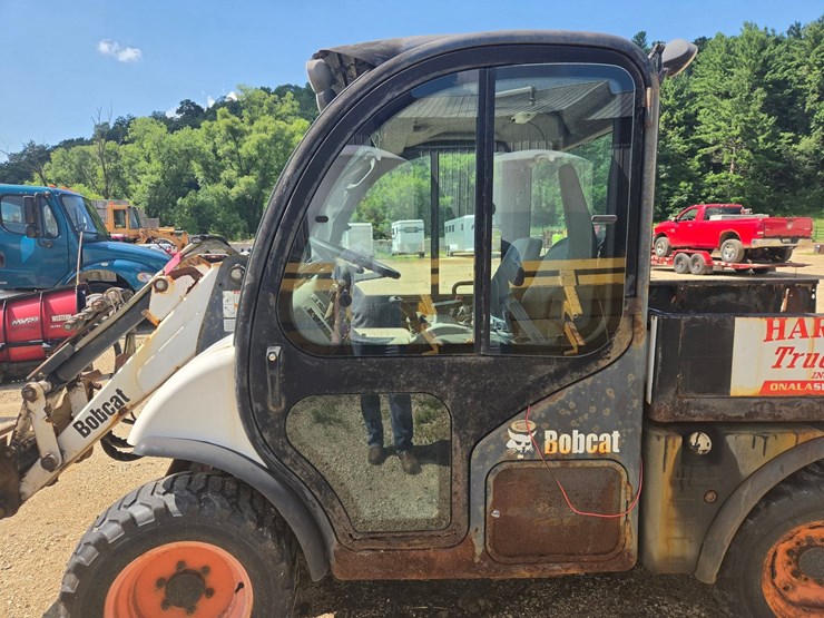 2004-bobcat-toolcat-5600-image-10